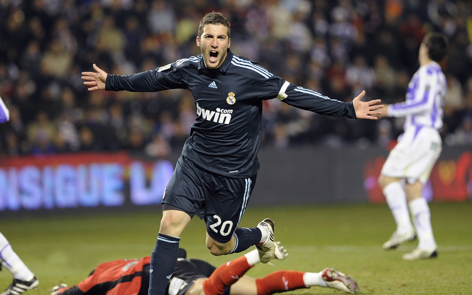 霍勒迪展翅主宰圣城夜空，老鹰啄破马刺不败金身